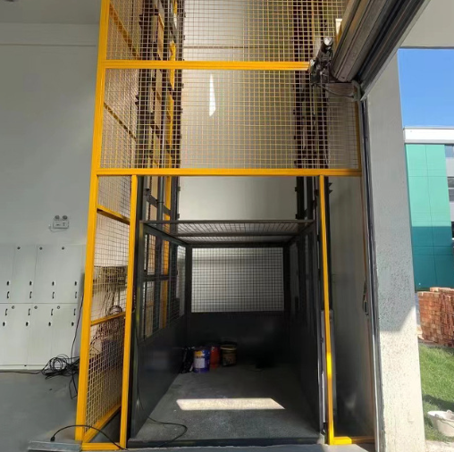 集美导轨式升降机助力物流园破解运输难题